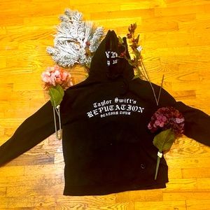 “Reputation“ Taylor Swift stadium tour sweatshirt